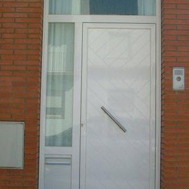 ALUMINIS JORDI puerta con partes de vidrio